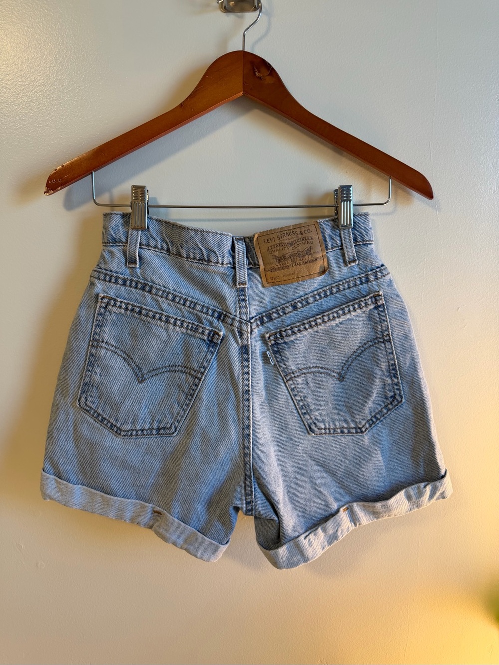Levi's vintage 90’s Light Wash High-Rise Rolled Hem Denim Shorts 25